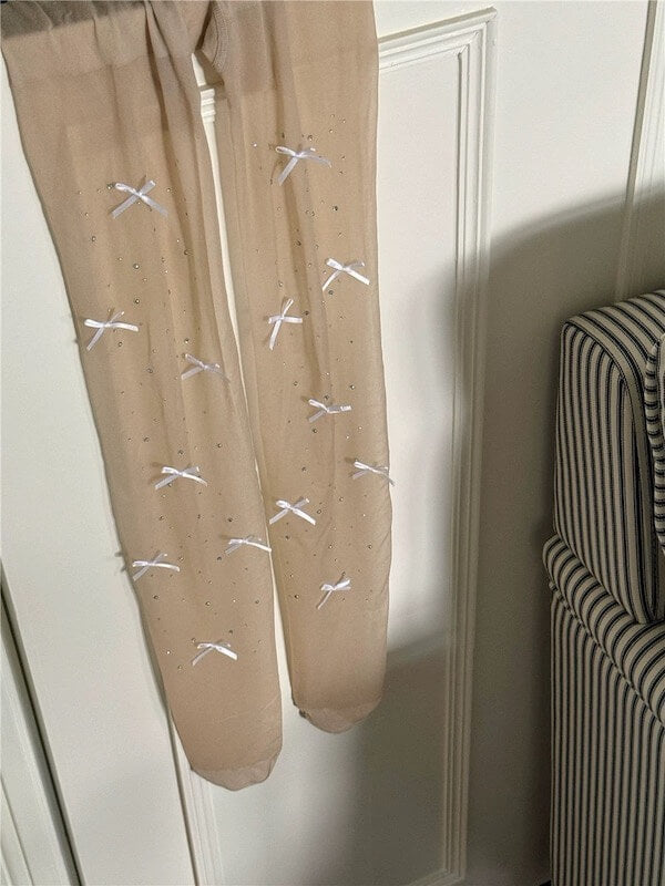 Nude with White Bows